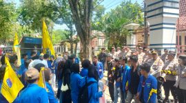 Caption: PMII Sampang Saat Aksi Demontrasi di Depan Kantor DPRD Sampang (Sumber Foto: Agus Junaidi/Detikzone.id)