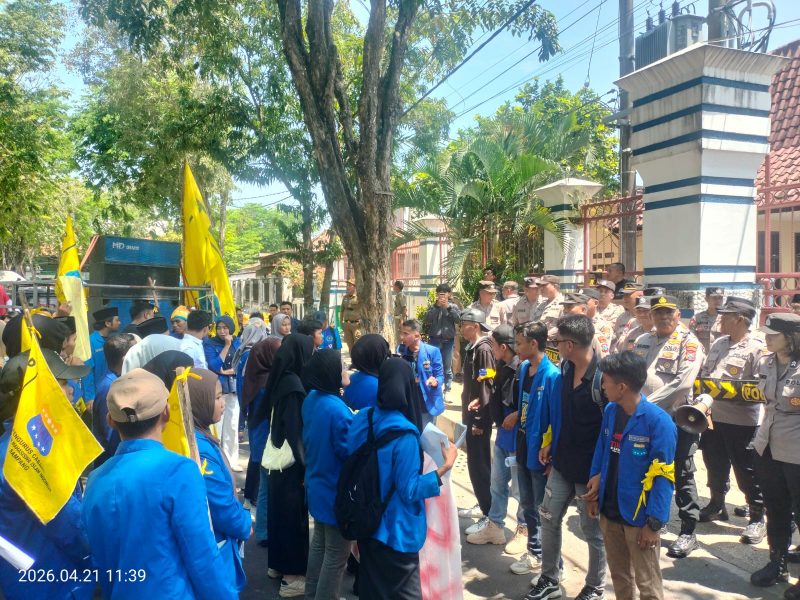 Caption: PMII Sampang Saat Aksi Demontrasi di Depan Kantor DPRD Sampang (Sumber Foto: Agus Junaidi/Detikzone.id)