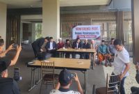 Ket Foto:
Kuasa hukum KPM PKH Desa Mantajun, Ach Supyadi, S.H., M.H., saat menyampaikan keterangan pers kepada awak media terkait dugaan skandal pemotongan dana PKH yang kini tengah ditangani aparat penegak hukum dan disebut telah mengarah pada calon tersangka.