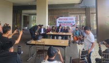 Ket Foto:
Kuasa hukum KPM PKH Desa Mantajun, Ach Supyadi, S.H., M.H., saat menyampaikan keterangan pers kepada awak media terkait dugaan skandal pemotongan dana PKH yang kini tengah ditangani aparat penegak hukum dan disebut telah mengarah pada calon tersangka.