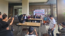 Ket Foto:
Kuasa hukum KPM PKH Desa Mantajun, Ach Supyadi, S.H., M.H., saat menyampaikan keterangan pers kepada awak media terkait dugaan skandal pemotongan dana PKH yang kini tengah ditangani aparat penegak hukum dan disebut telah mengarah pada calon tersangka.