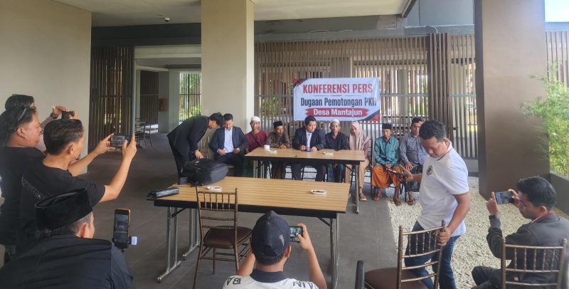 Ket Foto:
Kuasa hukum KPM PKH Desa Mantajun, Ach Supyadi, S.H., M.H., saat menyampaikan keterangan pers kepada awak media terkait dugaan skandal pemotongan dana PKH yang kini tengah ditangani aparat penegak hukum dan disebut telah mengarah pada calon tersangka.
