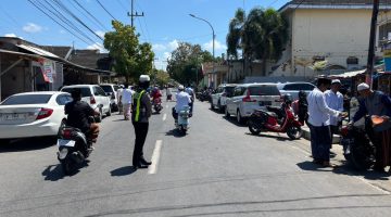 Di Tengah Terik, Polwan Sumenep Tetap Fokus Amankan Sholat Jumat