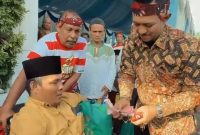 Founder BIP Foundation, H. Ali Zainal Abidin, saat berinteraksi dan memberikan santunan kepada anak-anak disabilitas dalam kegiatan sosial di Pamekasan