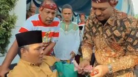 Founder BIP Foundation, H. Ali Zainal Abidin, saat berinteraksi dan memberikan santunan kepada anak-anak disabilitas dalam kegiatan sosial di Pamekasan
