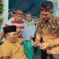 Founder BIP Foundation, H. Ali Zainal Abidin, saat berinteraksi dan memberikan santunan kepada anak-anak disabilitas dalam kegiatan sosial di Pamekasan