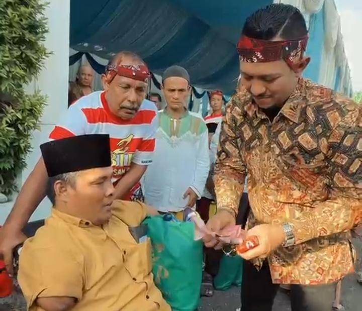 Founder BIP Foundation, H. Ali Zainal Abidin, saat berinteraksi dan memberikan santunan kepada anak-anak disabilitas dalam kegiatan sosial di Pamekasan