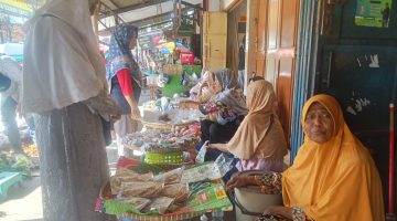 Harga Kantong Plastik Naik Tajam, Pedagang Pasar Kebingungan Cari Solusi Untuk Pembeli 