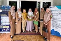 Suasana penuh kehangatan saat Ketua DWP Disperkimhub Sumenep menerima ucapan ulang tahun ke-52