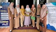 Suasana penuh kehangatan saat Ketua DWP Disperkimhub Sumenep menerima ucapan ulang tahun ke-52