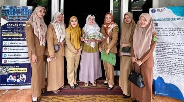 Suasana penuh kehangatan saat Ketua DWP Disperkimhub Sumenep menerima ucapan ulang tahun ke-52