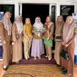 Suasana penuh kehangatan saat Ketua DWP Disperkimhub Sumenep menerima ucapan ulang tahun ke-52