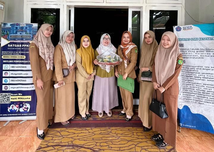 Suasana penuh kehangatan saat Ketua DWP Disperkimhub Sumenep menerima ucapan ulang tahun ke-52