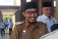 Ket Foto:
H. Ubaid Abdul Hayat saat mendampingi Bupati Sumenep dalam acara Halal Bihalal, sebagai wujud kebersamaan dan sinergi antara pemerintah daerah dan para kepala desa.