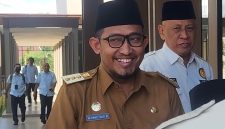 Ket Foto:
H. Ubaid Abdul Hayat saat mendampingi Bupati Sumenep dalam acara Halal Bihalal, sebagai wujud kebersamaan dan sinergi antara pemerintah daerah dan para kepala desa.