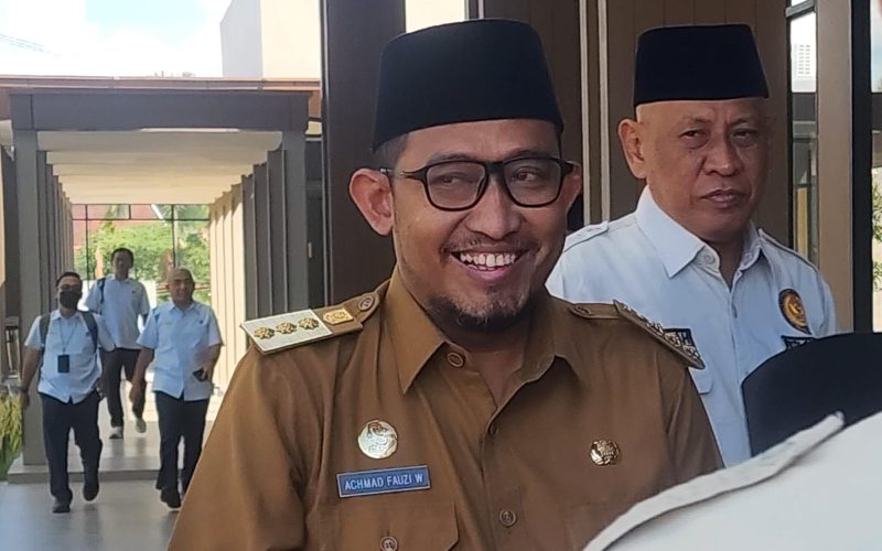 Ket Foto:
H. Ubaid Abdul Hayat saat mendampingi Bupati Sumenep dalam acara Halal Bihalal, sebagai wujud kebersamaan dan sinergi antara pemerintah daerah dan para kepala desa.