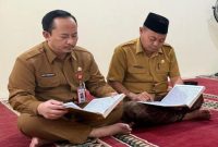 Ket Foto:
Kepala Bappeda Sumenep saat mengikuti kegiatan rutin khotmil Qur’an di lingkungan kantornya sebagai bentuk pembinaan spiritual dan penguatan nilai religius dalam bekerja.