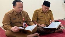 Ket Foto:
Kepala Bappeda Sumenep saat mengikuti kegiatan rutin khotmil Qur’an di lingkungan kantornya sebagai bentuk pembinaan spiritual dan penguatan nilai religius dalam bekerja.