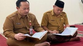 Ket Foto:
Kepala Bappeda Sumenep saat mengikuti kegiatan rutin khotmil Qur’an di lingkungan kantornya sebagai bentuk pembinaan spiritual dan penguatan nilai religius dalam bekerja.