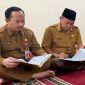 Ket Foto:
Kepala Bappeda Sumenep saat mengikuti kegiatan rutin khotmil Qur’an di lingkungan kantornya sebagai bentuk pembinaan spiritual dan penguatan nilai religius dalam bekerja.