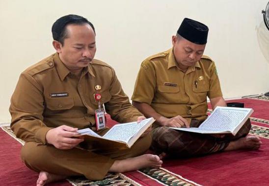 Ket Foto:
Kepala Bappeda Sumenep saat mengikuti kegiatan rutin khotmil Qur’an di lingkungan kantornya sebagai bentuk pembinaan spiritual dan penguatan nilai religius dalam bekerja.
