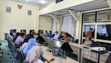 Hasan Basri, Sekretaris KNPI Pamekasan, memaparkan temuan lapangan program MBG, menyoroti banyaknya dapur tanpa IPAL dan mendesak pengawasan serta tindakan tegas dari pemerintah.