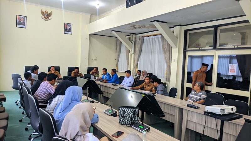 Hasan Basri, Sekretaris KNPI Pamekasan, memaparkan temuan lapangan program MBG, menyoroti banyaknya dapur tanpa IPAL dan mendesak pengawasan serta tindakan tegas dari pemerintah.