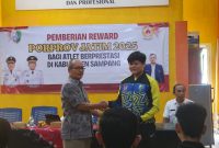 Caption: Steven Chrystihan Dwinata, Perwakilan Atlet Menembak Perbakin Saat Menerima Pemberian Reward di Kantor Koni Sampang (Sumber Foto: Agus Junaidi/Detikzone.id)