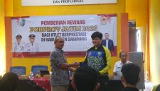 Caption: Steven Chrystihan Dwinata, Perwakilan Atlet Menembak Perbakin Saat Menerima Pemberian Reward di Kantor Koni Sampang (Sumber Foto: Agus Junaidi/Detikzone.id)