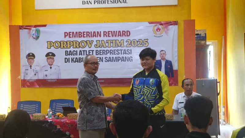 Caption: Steven Chrystihan Dwinata, Perwakilan Atlet Menembak Perbakin Saat Menerima Pemberian Reward di Kantor Koni Sampang (Sumber Foto: Agus Junaidi/Detikzone.id)