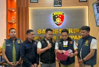 Kasat Reskrim Polres Sampang IPTU Nur Fajri Alim saat memberikan keterangan terkait pengungkapan kasus video asusila yang viral di Kecamatan Tambelangan.