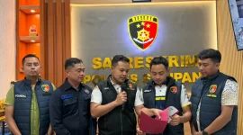 Kasat Reskrim Polres Sampang IPTU Nur Fajri Alim saat memberikan keterangan terkait pengungkapan kasus video asusila yang viral di Kecamatan Tambelangan.