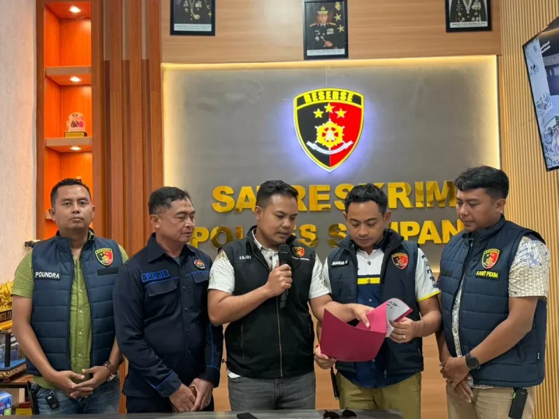 Kasat Reskrim Polres Sampang IPTU Nur Fajri Alim saat memberikan keterangan terkait pengungkapan kasus video asusila yang viral di Kecamatan Tambelangan.