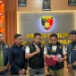 Kasat Reskrim Polres Sampang IPTU Nur Fajri Alim saat memberikan keterangan terkait pengungkapan kasus video asusila yang viral di Kecamatan Tambelangan.