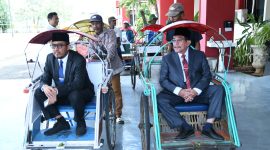 Ket foto: Bupati Sumenep Achmad Fauzi Wongsojudo bersama Wakil Bupati KH. Imam Hasyim menaiki becak dari Kantor Bupati menuju rumah dinas sebagai bentuk kampanye gerakan “Rabu Hemat Energi”.