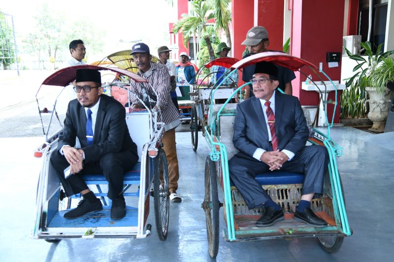 Ket foto: Bupati Sumenep Achmad Fauzi Wongsojudo bersama Wakil Bupati KH. Imam Hasyim menaiki becak dari Kantor Bupati menuju rumah dinas sebagai bentuk kampanye gerakan “Rabu Hemat Energi”.