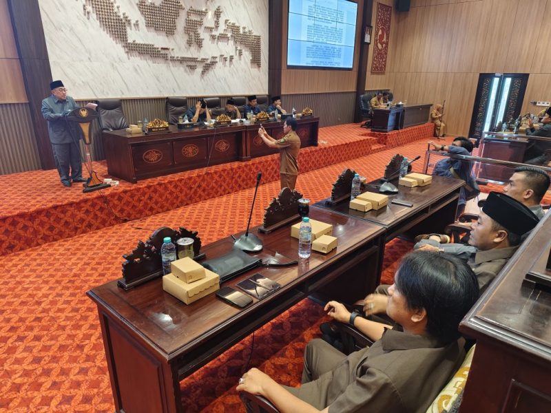 Rapat Paripurna DPRD Kabupaten Sumenep saat penyampaian Nota Penjelasan Bupati terhadap tiga Raperda Tahun 2026 di ruang sidang utama, Senin (13/04/2026).