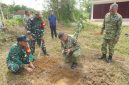 Ket foto:
Dandim 0827/Sumenep Letkol Inf Citra Persada bersama jajaran menanam pohon mangga di kawasan KDKMP Desa Kasengan, sebagai langkah awal mendorong penguatan ekonomi desa.