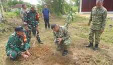 Ket foto:
Dandim 0827/Sumenep Letkol Inf Citra Persada bersama jajaran menanam pohon mangga di kawasan KDKMP Desa Kasengan, sebagai langkah awal mendorong penguatan ekonomi desa.