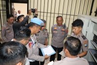 Keterangan Foto:
Wakapolres Sumenep bersama tim gabungan Itwasda, Bidpropam, dan Rolog Polda Jatim melakukan pemeriksaan senjata api dinas di halaman Mapolres Sumenep untuk memastikan kelayakan, kelengkapan administrasi, dan kepatuhan terhadap SOP.