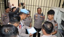 Keterangan Foto:
Wakapolres Sumenep bersama tim gabungan Itwasda, Bidpropam, dan Rolog Polda Jatim melakukan pemeriksaan senjata api dinas di halaman Mapolres Sumenep untuk memastikan kelayakan, kelengkapan administrasi, dan kepatuhan terhadap SOP.