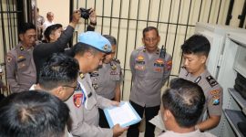 Keterangan Foto:
Wakapolres Sumenep bersama tim gabungan Itwasda, Bidpropam, dan Rolog Polda Jatim melakukan pemeriksaan senjata api dinas di halaman Mapolres Sumenep untuk memastikan kelayakan, kelengkapan administrasi, dan kepatuhan terhadap SOP.