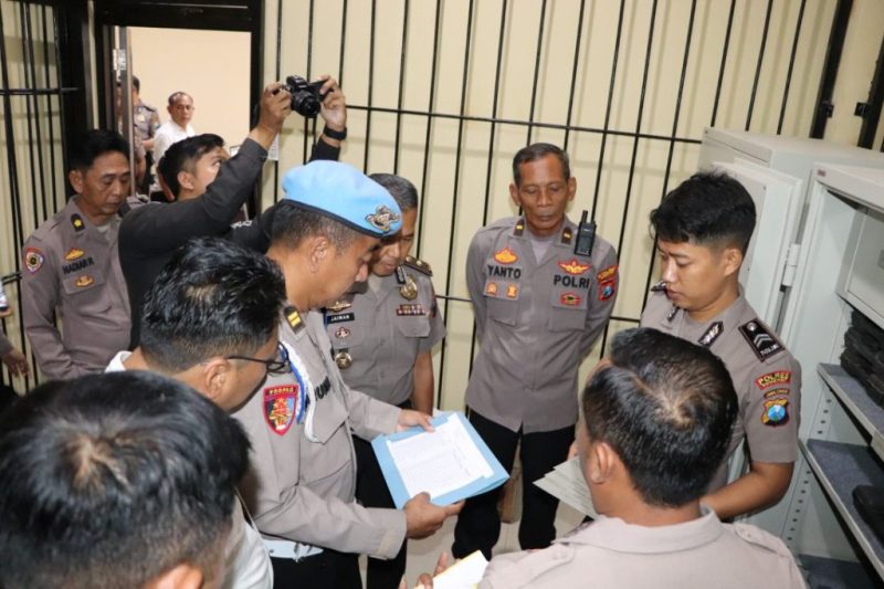 Keterangan Foto:
Wakapolres Sumenep bersama tim gabungan Itwasda, Bidpropam, dan Rolog Polda Jatim melakukan pemeriksaan senjata api dinas di halaman Mapolres Sumenep untuk memastikan kelayakan, kelengkapan administrasi, dan kepatuhan terhadap SOP.