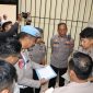 Keterangan Foto:
Wakapolres Sumenep bersama tim gabungan Itwasda, Bidpropam, dan Rolog Polda Jatim melakukan pemeriksaan senjata api dinas di halaman Mapolres Sumenep untuk memastikan kelayakan, kelengkapan administrasi, dan kepatuhan terhadap SOP.