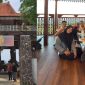 Keterangan Foto: Suasana hangat kebersamaan Tim Cs Dealer Honda Sinar Baru Sumenep saat menikmati kulineran usai jam kerja di kawasan wisata Femaru Hill, Manding, Sumenep, dalam nuansa penuh kekeluargaan dan keakraban di tengah sejuknya perbukitan.
