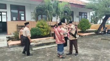 Kalung Melati untuk Guru Ngaji: Momen Tak Terlupakan di Hardiknas SDN Panaongan III Sumenep