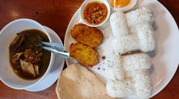 Rawon Iga Resto Lotus, sajian andalan dengan kuah kaya rempah dan daging empuk yang jadi favorit pecinta kuliner di Sumenep