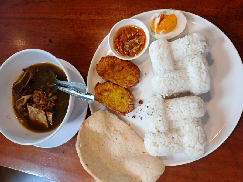 Rawon Iga Resto Lotus, sajian andalan dengan kuah kaya rempah dan daging empuk yang jadi favorit pecinta kuliner di Sumenep