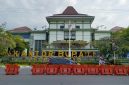 Gedung Sekretariat Daerah (Setda) Kabupaten Probolinggo yang tengah dilakukan perbaikan dan pemolesan ulang menggunakan anggaran hampir Rp1 miliar dari Pemerintah Kabupaten Probolinggo sebagai upaya peningkatan fasilitas pelayanan dan tata kelola pemerintahan.