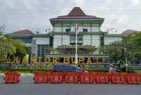 Gedung Sekretariat Daerah (Setda) Kabupaten Probolinggo yang tengah dilakukan perbaikan dan pemolesan ulang menggunakan anggaran hampir Rp1 miliar dari Pemerintah Kabupaten Probolinggo sebagai upaya peningkatan fasilitas pelayanan dan tata kelola pemerintahan.
